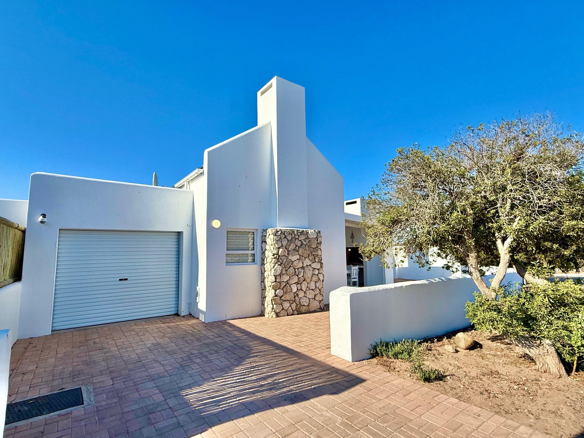 White-washed exterior of Fisherman's Rest, a self-catering home in Paternoster